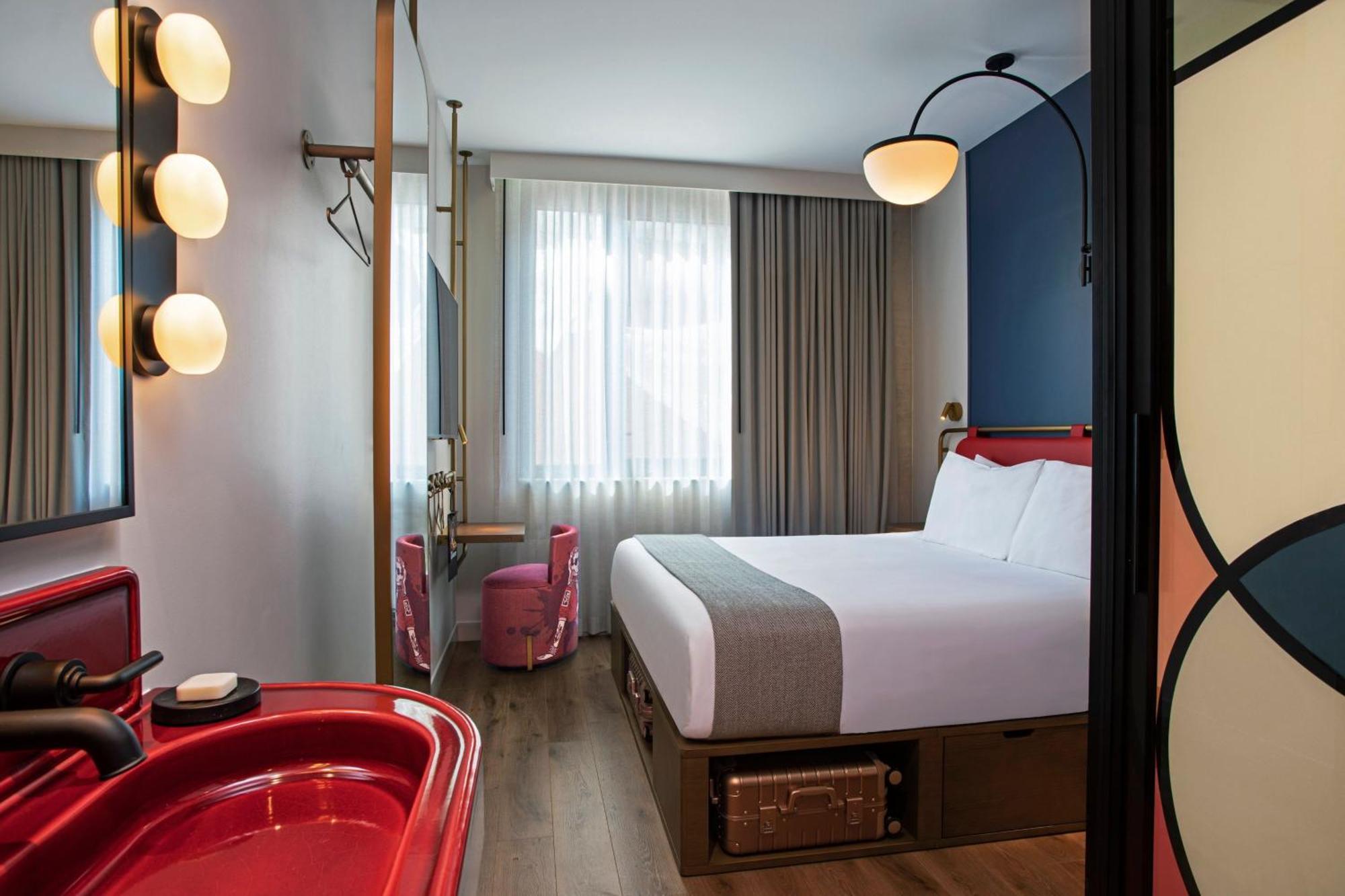Zimmer mit Kingsize-Bett und teilweisem Stadtblick - für Hörgeschädigte geeignet