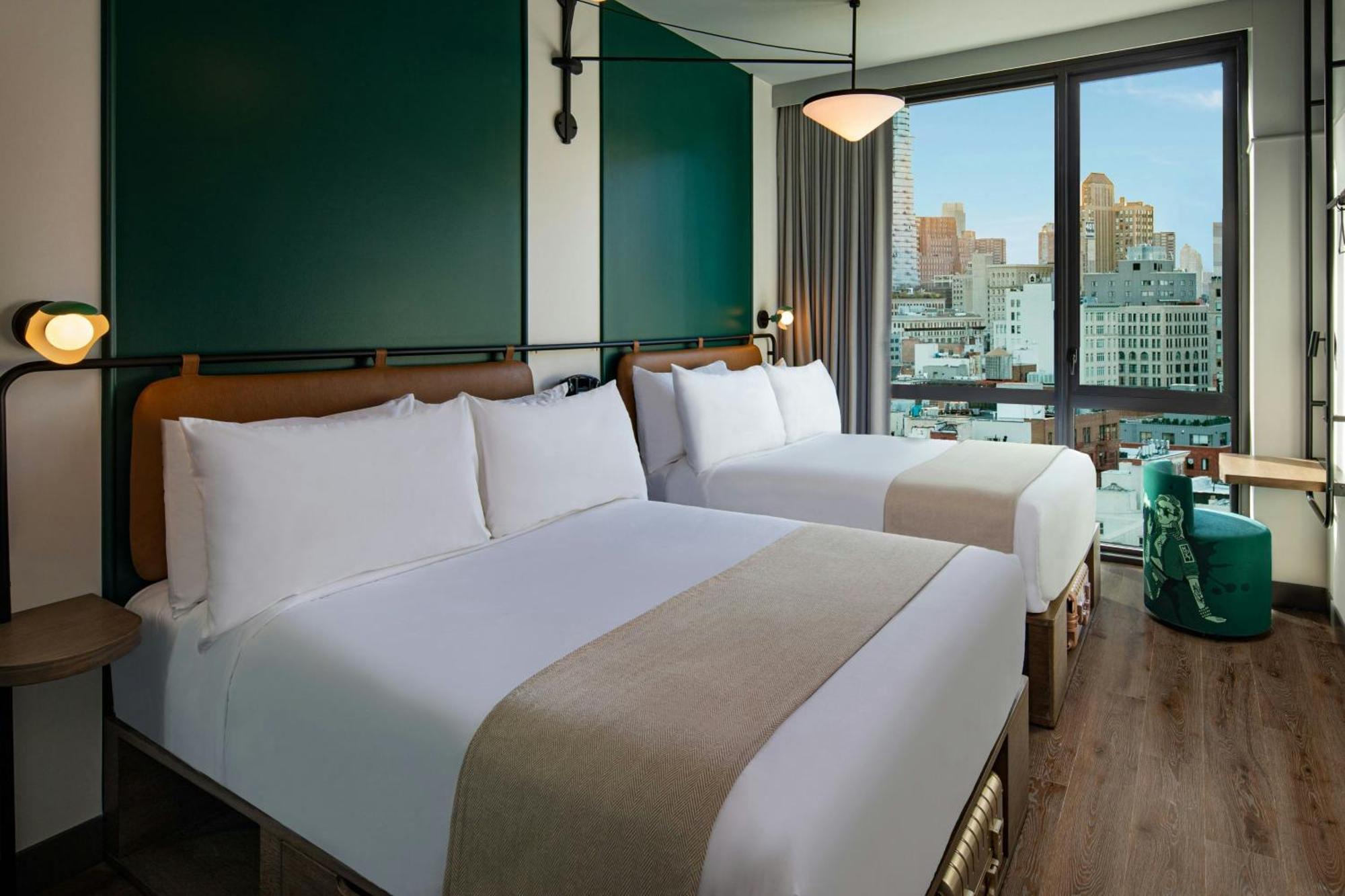 Doppelzimmer mit 2 Doppelbetten und Stadtblick